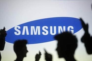 Pulling the Fold now lets the Korean giant address potential issues as it races to put out a flexible gadget ahead of Chinese rival Huawei Technologies Co. and Xiaomi Corp.
