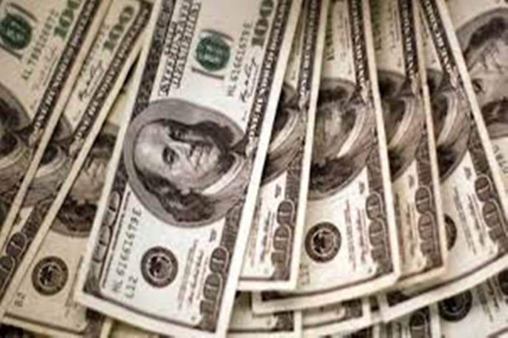 Dollar rises as ebbing economic concerns boost bond yields