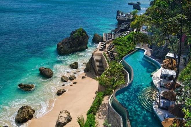 Social media, Instagram, pool, mobile phone, smartphone, policy, phone ban, travel, holiday, five stars, resort, luxury, relax, Bali, Indonesia, Ayana resort and Spa Bali
