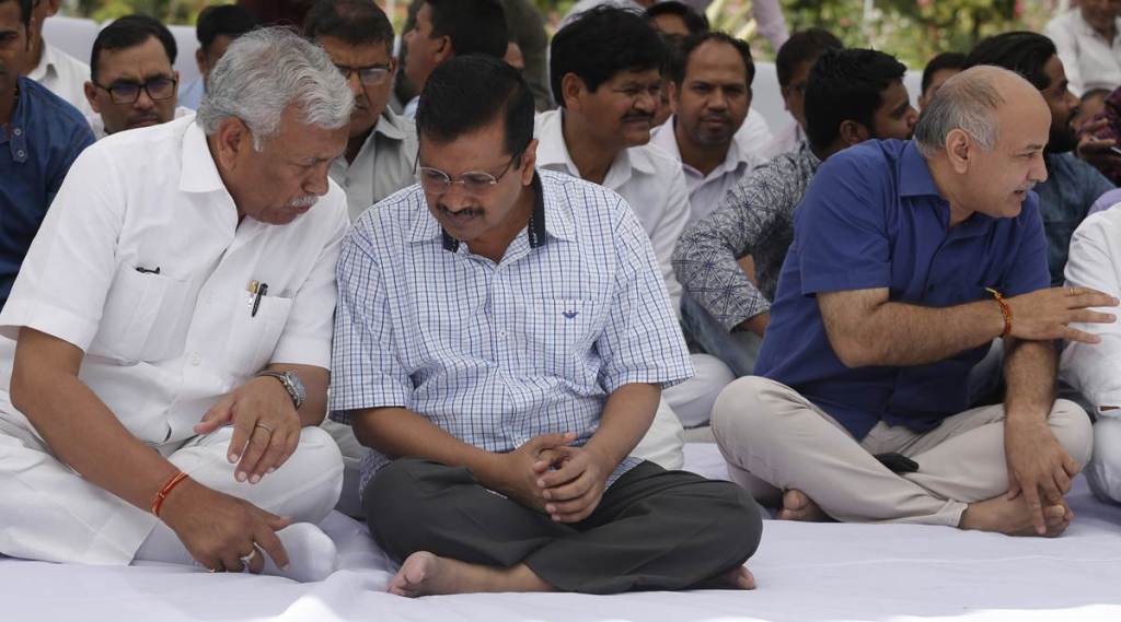 AAP, Aam Admi Party, Social Media Plan, WhatsApp, Twitter, FaceBook, Arvind Kejriwal, Gopal Rai