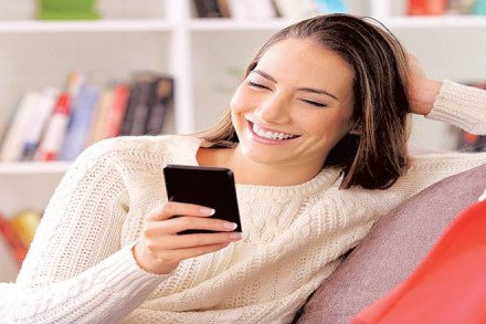 mobile video advertising, vertical mode, mobile phone,  video content on mobile phone, Instagram, facebook, LinkedIn, Snapchat