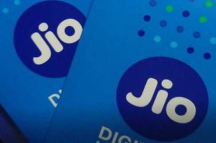 Reliance Jio crosses 300 mn customers mark Reliance Jio crosses 300 mn customers mark