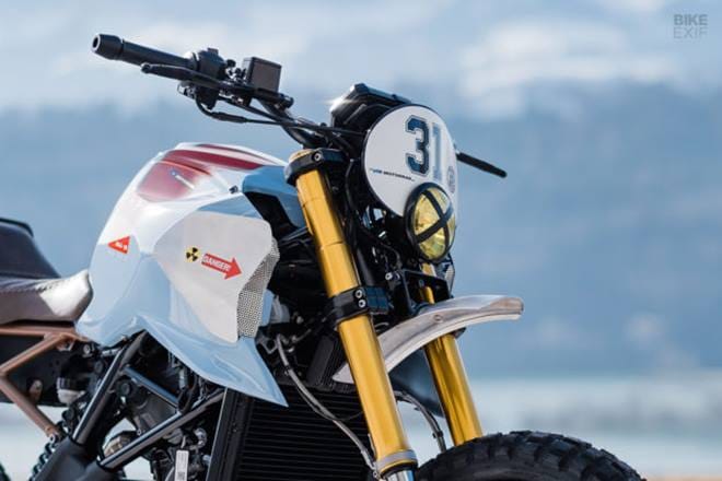 All of the BMW G310 GS's original bodywork was stripped, keeoing just the fuel tank covers. VTR has standards set high and Dani says "good looking is not enough. We need high quality, robust and a heavy-duty finish, because it must last forever, like a Swiss watch." For the front, the team gave it a hand-built number board, a short alloy fender, and a classic headlamp - all of it on a custom bracket.