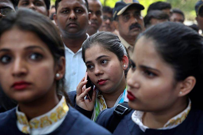 jet airways, jet airways grounded, jet airways employees, jet airways grounding, jet airways employee protest, jet airways employee protest at jantar mantar, jet airways flights