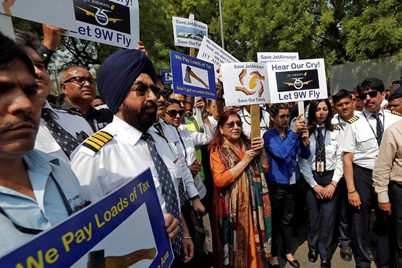 jet airways, jet airways grounded, jet airways employees, jet airways grounding, jet airways employee protest, jet airways employee protest at jantar mantar, jet airways flights