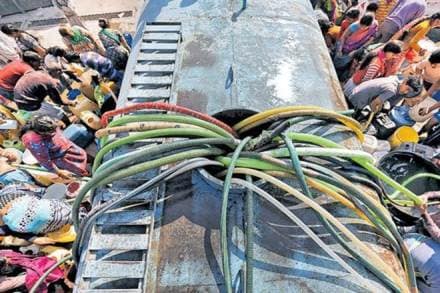 Water supply remains one of the biggest concerns for the residents of South Delhi. Some places in Mehrauli, Chattarpur and Sangam Vihar still experience water scarcity. (Reuters/File)