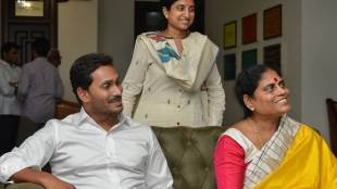 YSR Congress President YS Jaganmohan Reddy with his mother Vijayalaxmi and wife Bharti after landlide victory in state assembly and Lok Sabha elections (PTI photo)