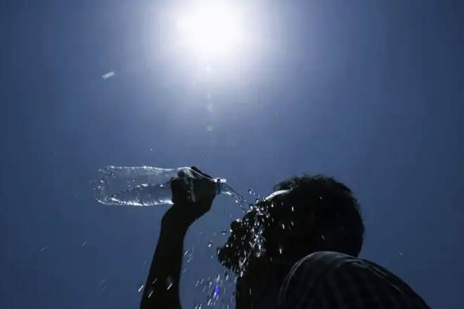 Delhi Temperature, Nagpur Temperature, Heatwave, heatwave in India, MET office, heat stroke, sunburn, dehydration, rehydration, navtapa, nautapa, Delhi heat, Kolkata, Monsoon