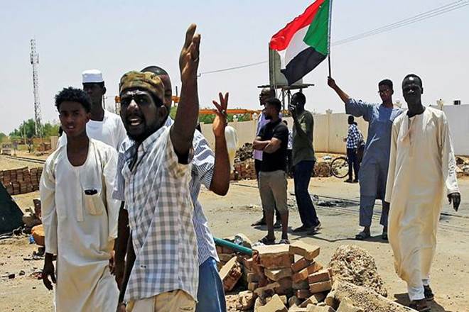 Sudanese protesters set up a barricade on a street, demanding that the country's Transitional Military Council hand over power to civilians, in Khartoum, Sudan. (Reuters Photo) Sudanese protesters set up a barricade on a street, demanding that the country's Transitional Military Council hand over power to civilians, in Khartoum, Sudan. (Reuters Photo)