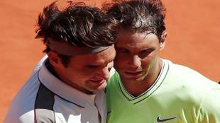 Switzerland's Roger Federer and Spain's Rafael Nadal after their semifinal match (Reuters photo)