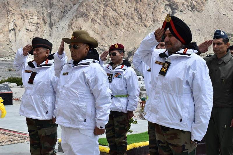 Rajnath Singh, Siachen, Rajnath Singh visits Siachen, Rajnath Singh as Defence Minister, Defence Minister rajnath singh, soldiers, battle field, indian army