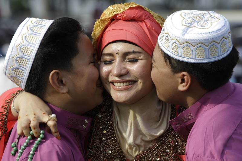 On this day, most business houses close as people visited their relative's house and enjoyed their first daytime meals in a lunar month. The mosques hold special prayers at sunrise. The children are also given gifts or a special allowance to mark the occasion. (AP Photo)