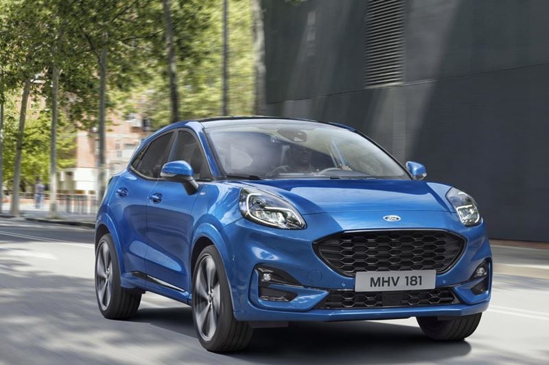 The crossover has a new face that is flanked by canoe-shaped LED headlights. Below the headlights sit LED fog lamps, further accentuated by this blue colour on offer