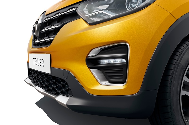 The Renault Triber is based on the French automaker's latest design language. Up-front, it gets sweptback headlamps that offer projector units. Sitting in-between is a three-slat grille. The bumper houses the LED daytime running lamps. The Triber also gets faux skid plates at the front as well as at the back.