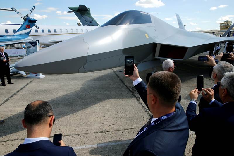 One of the major implications for arms firms attending the ongoing Paris Air Show was the participation of Turkey. In the photo, the people are taking pictures of the one-to-one mock-up of a Turkish fighter aircraft by Turkish Aerospace (Reuters Photo)