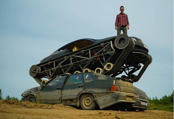 This was the perfect cue to get rid of the engine, drivetrain, and frame. They instead employed a Toyota 4.3-litre V8 that is used in several Toyota and Lexus cars. The power is sent to a solid rear axle through a torque converter automatic. From there, the twist is transferred to a set of heavy vehicle tracks measuring 98.4 inches long.