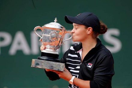 Barty raced to a 4-0 lead as she breezed through the opening set, taking full advantage of 19-year-old Vondrousova's early jitters. 