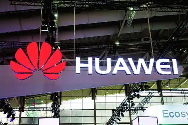 Huawei currently sells 500,000 to 600,000 smartphones a day, he said in a speech at the CES Asia technology show in Shanghai.