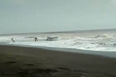 ertiga stuck beach 480 image