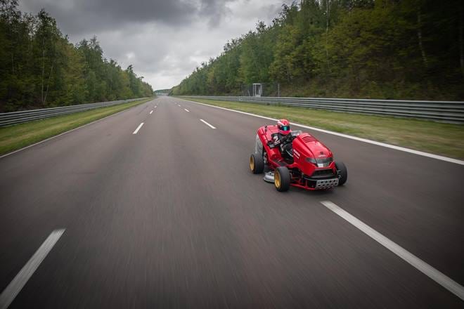 The new record was set at the Dekra Lausitzring, near Dresden, Germany, on 6th May 2019. Under the watchful eye of a Guinness World Records adjudicator, Honda’s all-new Mean Mower V2 averaged 0-160 km/h in just 6.29 seconds; driven by Jess Hawkins experienced stunt driver, kart and car racer.