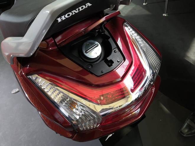 In terms of design, the new Honda Activa 125 BS-VI looks mostly similar to the current model with a few styling updates which include new LED headlamp with reflectors, chrome inserts on side panels, and a new tail lamp. It does get new colour options that include Rebel Red Metallic, Black, Heavy Grey Metallic, Midnight Blue Metallic, Pearl Precious White, Majestic Brown Metallic.