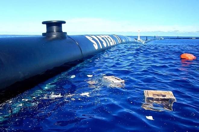 Floating device which is designed to catch plastic waste