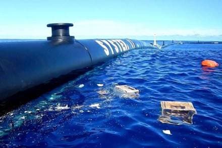 Floating device which is designed to catch plastic waste