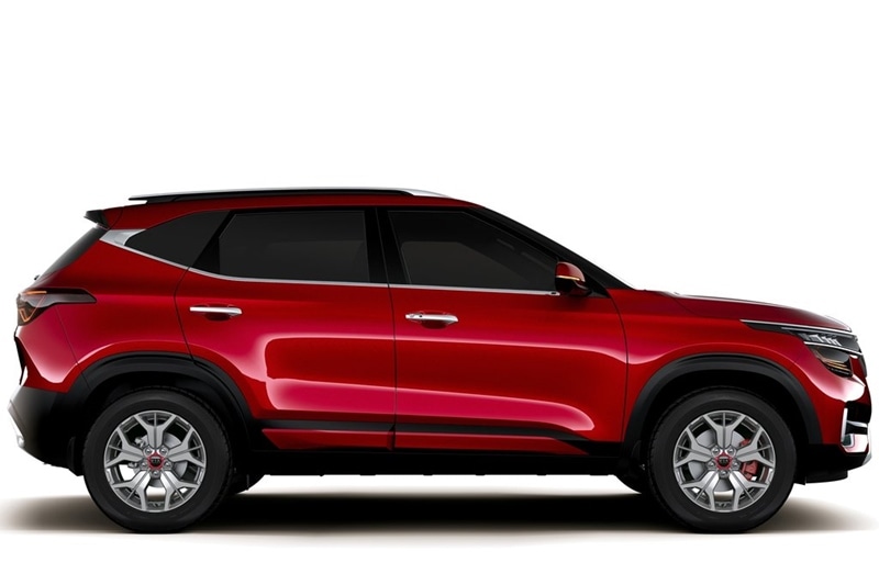The Kia Seltos is based on the same platform as that of the Hyundai Creta. Having said that, it is quite apparent that the Seltos will be comparatively longer in comparison. Its side profile features diamond cut 17-inch alloy wheels and stout character lines. The swelled wheel arches at the back provide the Seltos with a butch stance.