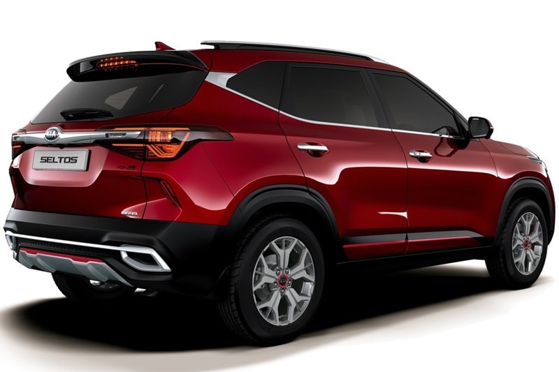 At the back, the Kia Seltos comes with LED tail-lamps which are integrated by a thick chrome strip. The boot-lid has been aggressively sculpted and here too, the bumper comes with a faux skid plate. It also houses a silver accent which runs all across its lower edge portrays the shape of fake exhaust vents at the edges.
