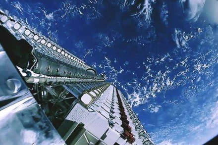 SpaceX, Starlink, Elon Musk, false constellation, Earth, solar arrays, SpaceX rocket launch SpaceX, Starlink, Elon Musk, false constellation, Earth, solar arrays, SpaceX rocket launch