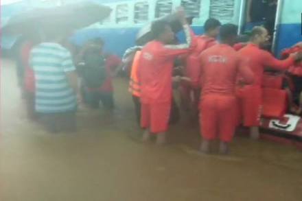 NDRF personnel are rescuing the passengers (ANI Image)