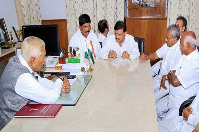 Dissident MLAs from JD(S) and Congress meet with Karnataka Governor Vajuibhai Vala at Rajbhavan (PTI Photo)