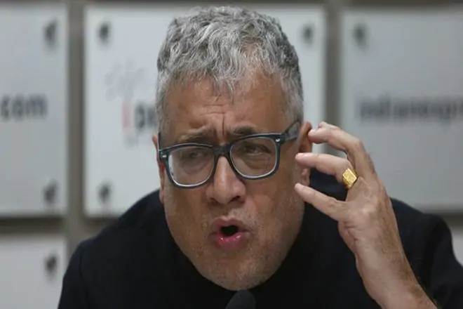 Some TMC members, including Derek O'Brien and Sukhendu Sekhar Roy, were also on their feet and repeatedly asked the Chair to permit them to raise the issue of disinvestment of state-run firms during the Zero Hour. 