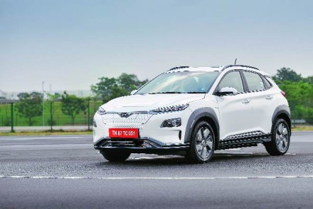 When you take your foot off the accelerator pedal, the Kona EV decelerates quickly, almost mimicking the conventional braking action