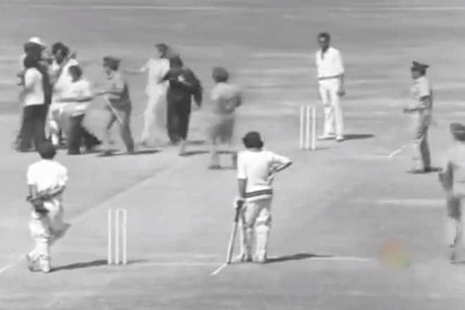 saree twitter, saree twitter viral tweets, Wankhede Stadium, 1975 ind vs West Indies saree woman, India vs West Indies, woman ran in saree cricket match, brijesh patel, 1975 wankhede woman kiss brijesh patel, viral video, cricket news, cricket
