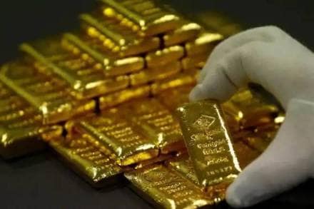 Spot gold was down 0.2% at $1,422.31 per ounce, as of 0120 GMT. (File photo)