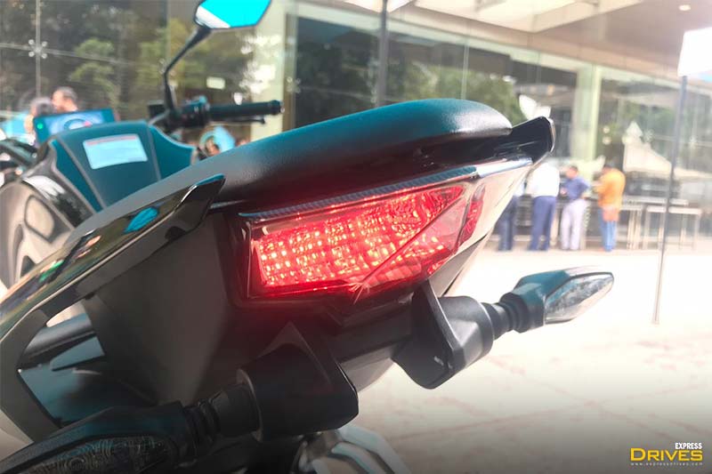 CFMoto 300NK gets an all LED lighting set up. The headlamp, turning blinkers and tail lamp are all LED and hence, much more efficient than a conventional set up. In the image, you can see the tail lamp of CF Moto 300NK that looks quite appealing. The bike gets split rear body grab rails that also helps in enhancing the aesthetics.