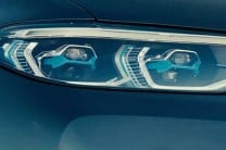  The BWw X7 comes with adaptive LED headlights. Along with this, it has L-shaped LED daytime running lamps, LED parking lights, LED cornering lamps and LED turn indicators. 