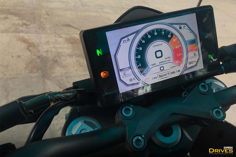 The instrument cluster of the CFMoto 300NK is a coloured TFT unit that offers easy readability. This one might remind you of the one fitted on the KTM 390 Duke. The console has multiple display modes and you can select one as per your convenience. The company also plans to add navigation assist in near future.