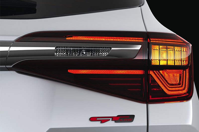 The Kia Seltos will be available in two trim levels. These will be the GT Line and the Tech Line. In the petrol derivative, the GT Line will get the 1.4-litre turbocharged unit. In addition to this, it will also get red-brake callipers, all-black upholstery inside the cabin along with a few other visual enhancements. The Tech Line is going to come with cream coloured upholstery and will be inclined towards offering a plush experience to the owners.