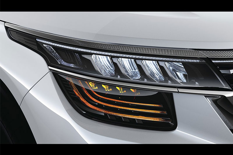 Kia will be offering the Seltos in eight different single tone colour combinations. These include red, black, pearl white, orange, blue, grey, silver and clear white. In addition to this, this SUV will also get five dual-tone colour options. These include red with black, silver with black, pearl white with black, silver with orange and pearl white with orange.