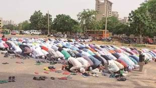 Hanuman Chalisa on road, namaz on road, aligarh