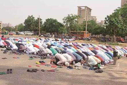 Hanuman Chalisa on road, namaz on road, aligarh