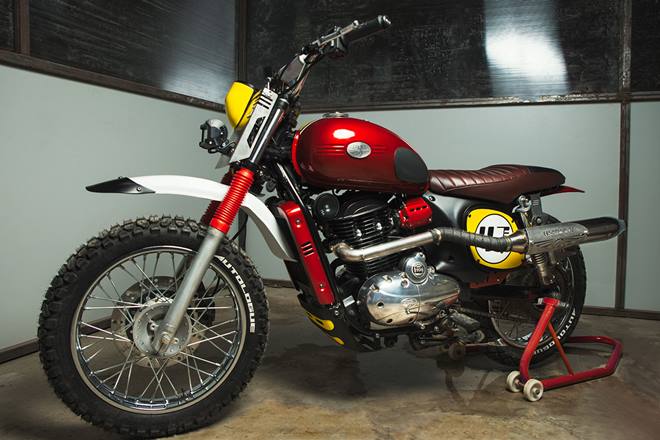 The headlamp and tail lamp have both been replaced with new custom units. There's brilliant detailing on the engine and the paint job rather goes really well with the personality giving the classic-looking Scrambler42 a hint of the modern.