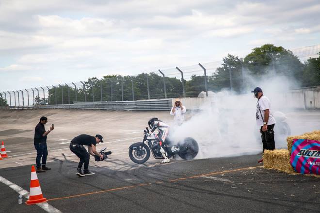 The last few mods included a super-minimal cockpit, and a carbon fiber front fender made from the same mold as the one found on ‘The Lock Stock.’On its first outing, ‘Two Smoking Barrels’ took gold at the Punks Peak hill climb at Wheels and Waves. And it came fourth at the last Sultans of Sprint race, narrowly missing the podium. (Source: Bikeexif)