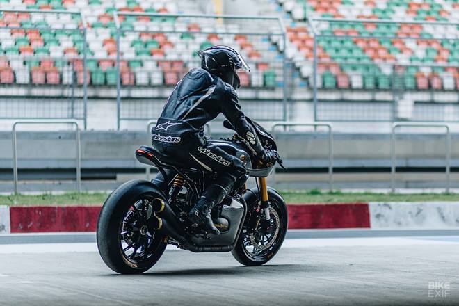 Over to the rear, the custom shop replaced the stock suspension of the Continental GT 650 with an Öhlins TTX GP shock. Other mods include 17-inch Marchesini rims and Pirelli Diablo Superbike slick tyres. The brakes have been updated as well with Brembo and it gets K&N air filter, along with a custom GP-style exhaust system.