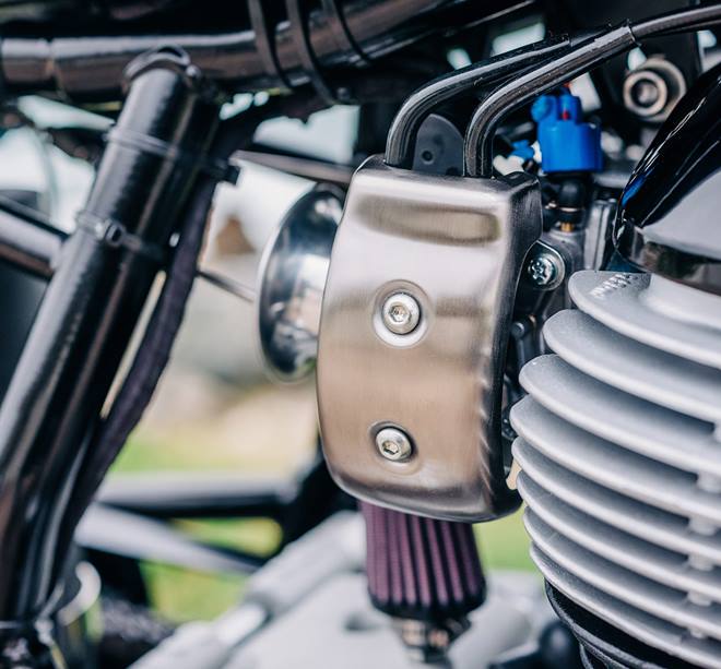 In its stock condition, the Continental GT 650 makes just 47 hp from its 648cc parallel twin and it weighs 205 kg. Sinroja brothers set a competitive target weight for the Continental GT—150 kilos. S&S Cycle sent over custom pistons and sleeves to bore the twin out to 750cc. Also, they supplied new injectors, cams, and an ECU, and built a straight-through twin exhaust system.