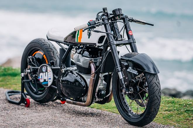 Today's dose of custom-built Royal Enfields is a hefty one. It comes from Leicester-based custom shop Sinroja Motorcycles. They wanted to enter the European Sultan of Sprint race series in the Factory class. Royal Enfield and their Industrial Design boss Adrian Sellers brought just what Sinroja needed with a brand new Continental GT 650.