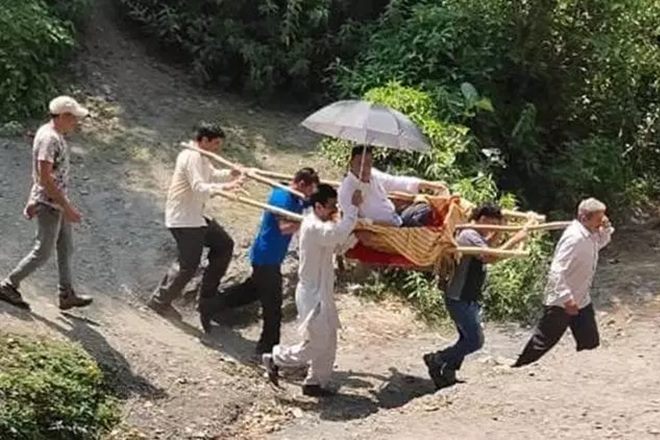 ramban, palki photobombs, palki ramban, jammu and kashmir, palki in english, doda, kashmir, district commisioner, DC ramban, DC doda, shah faisal, Showkat Aijaz Bhat, viral images on twitter