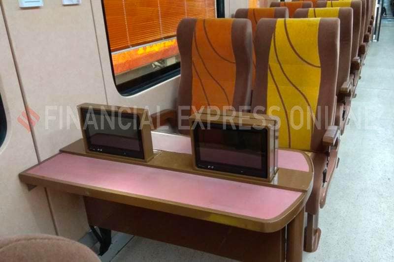 delhi lucknow Tejas Express, train number 12585, train number 12586